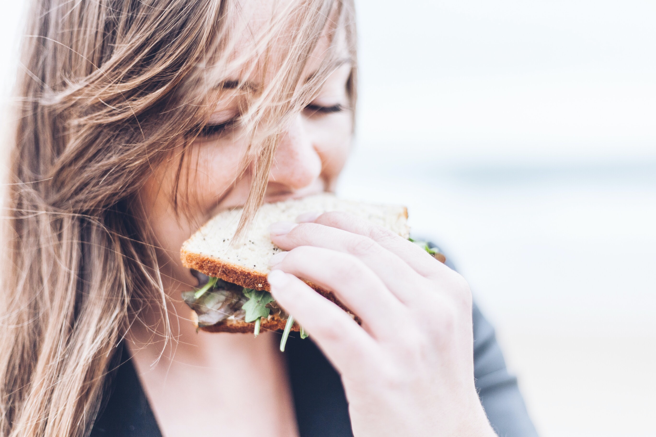 ragazza mangia panino.jpg